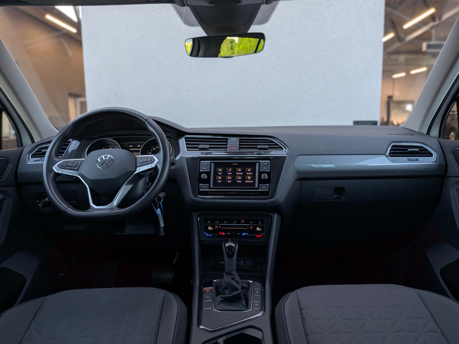 Volkswagen Tiguan - zdjęcie 12