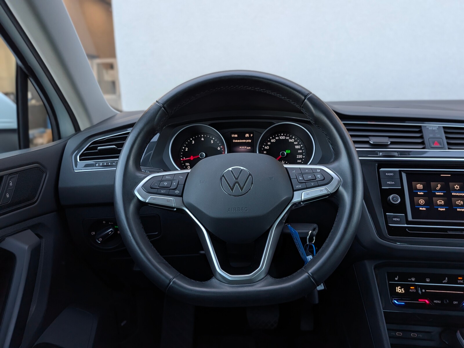 Volkswagen Tiguan - zdjęcie 17