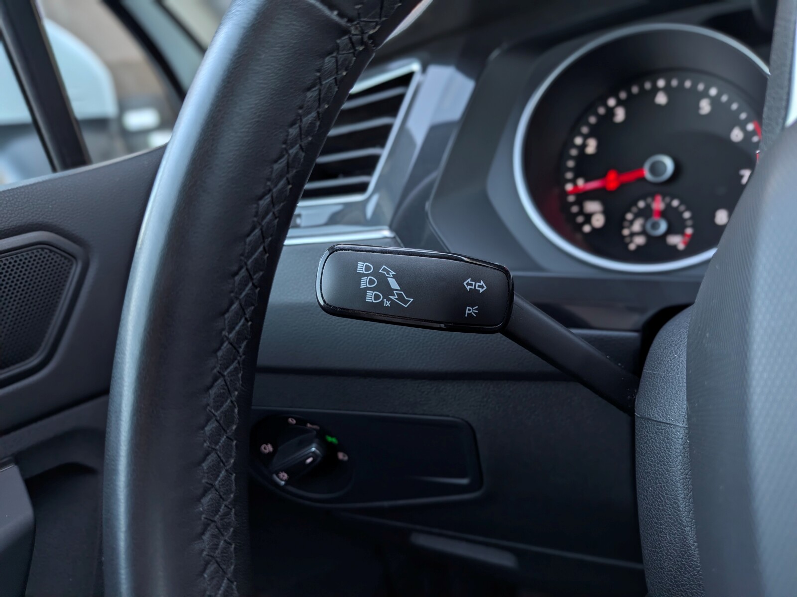 Volkswagen Tiguan - zdjęcie 20