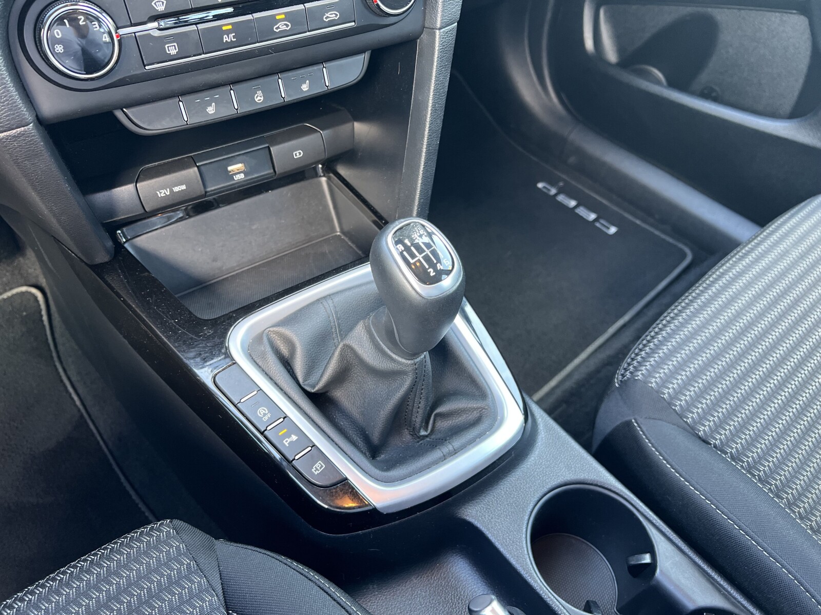 Kia Ceed - zdjęcie 21