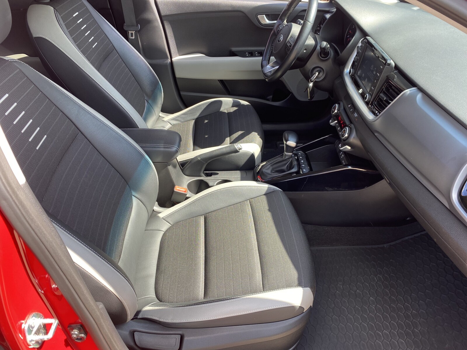 Kia Stonic - zdjęcie 14
