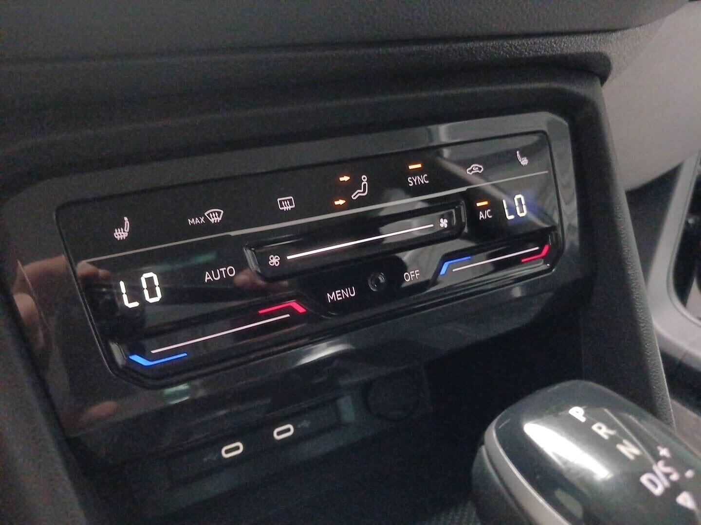 Volkswagen Tiguan - zdjęcie 17
