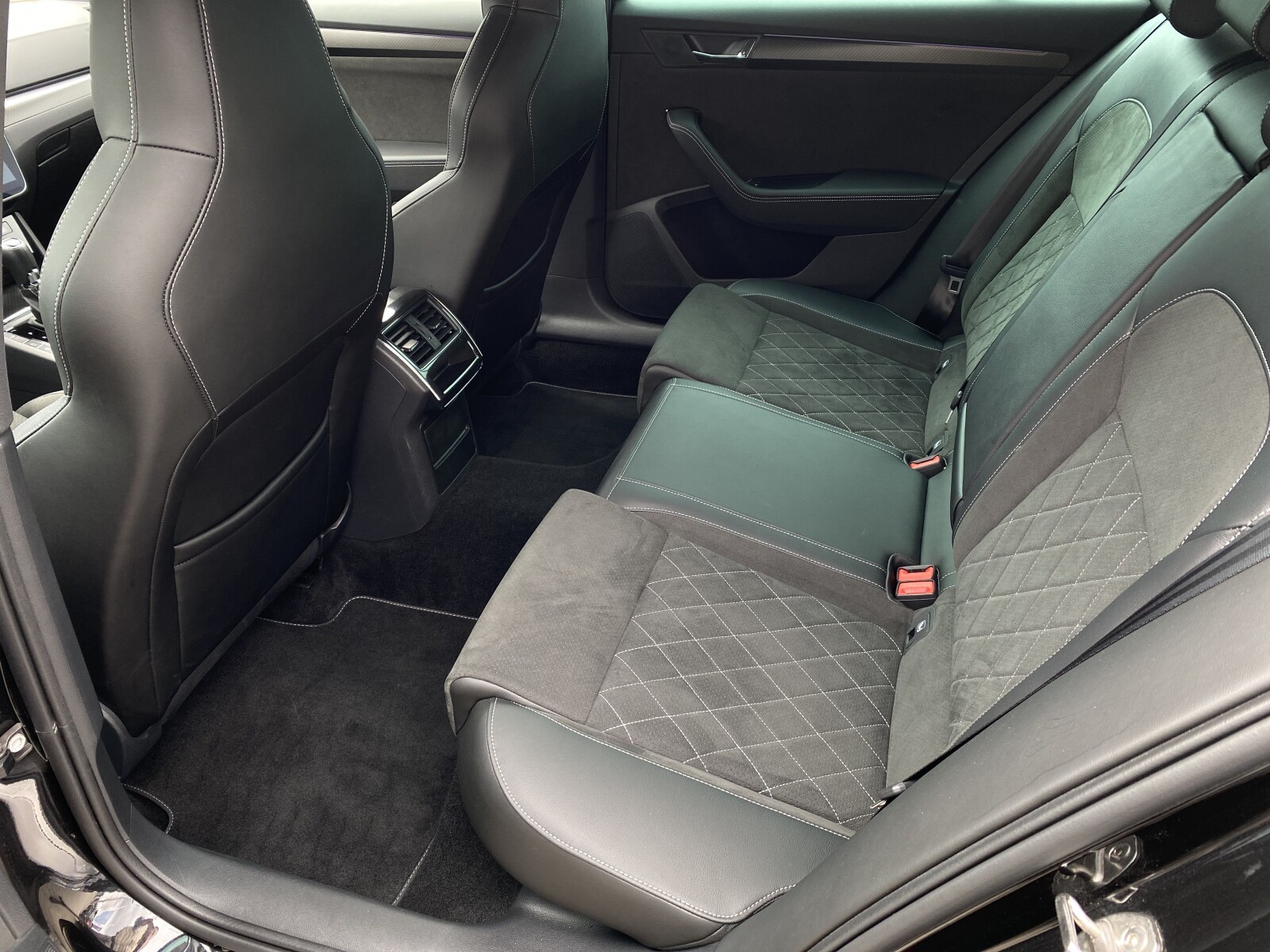 Škoda Superb Combi - zdjęcie 13