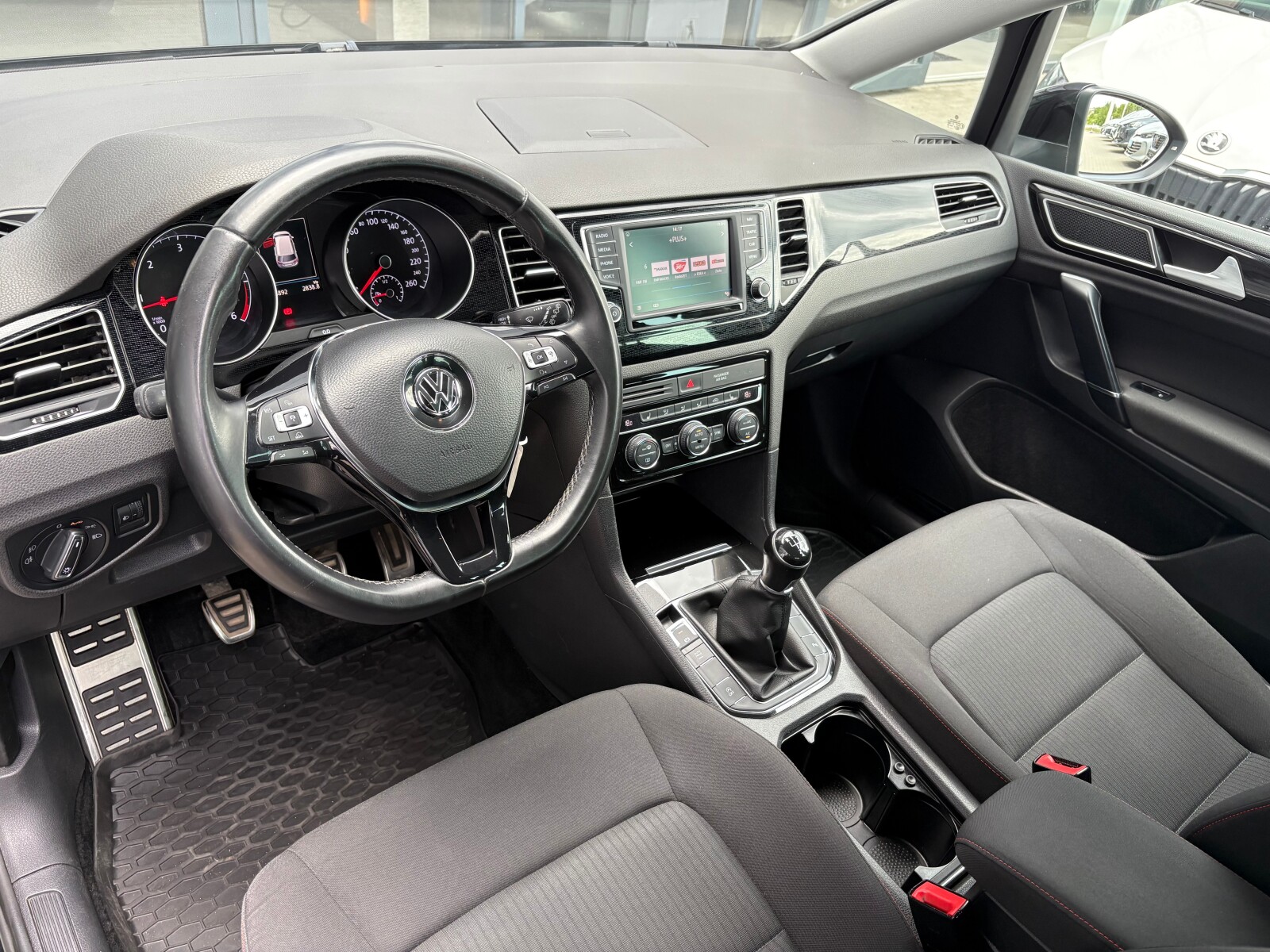 Volkswagen Golf Sportsvan - zdjęcie 11