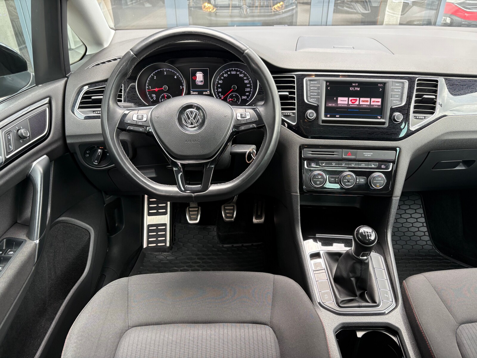 Volkswagen Golf Sportsvan - zdjęcie 10