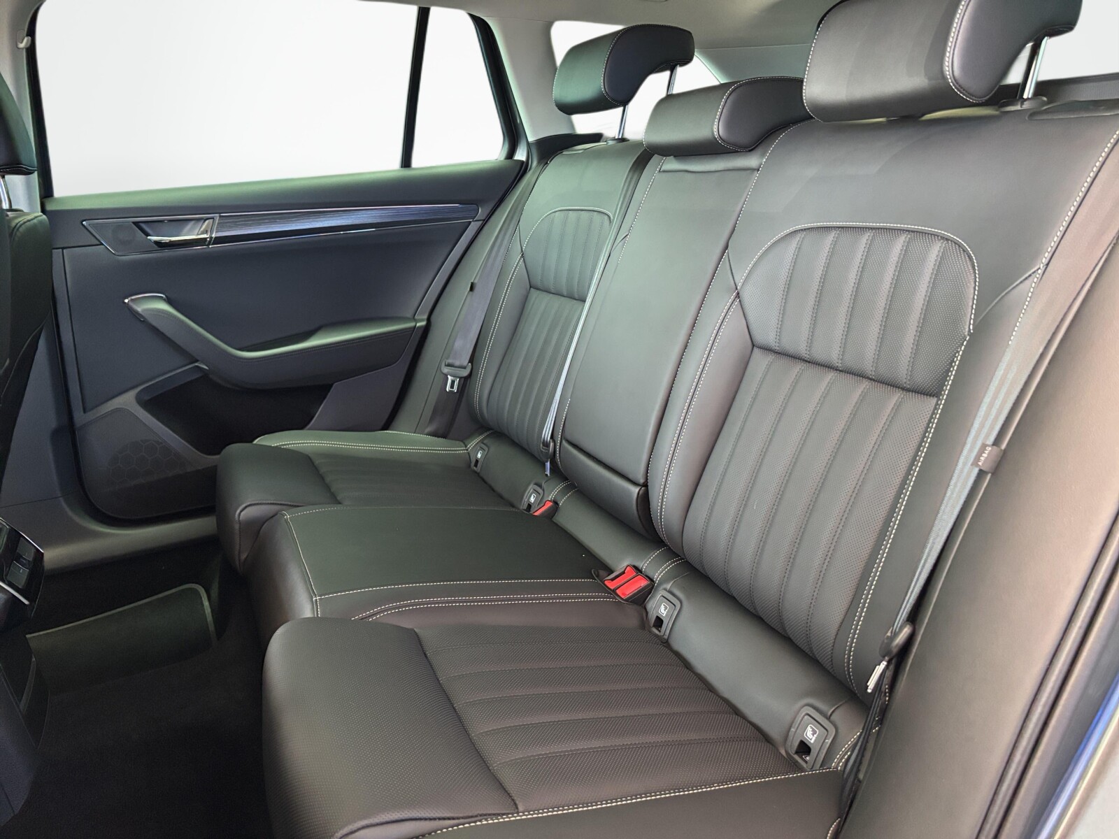 Škoda Superb Combi - zdjęcie 15