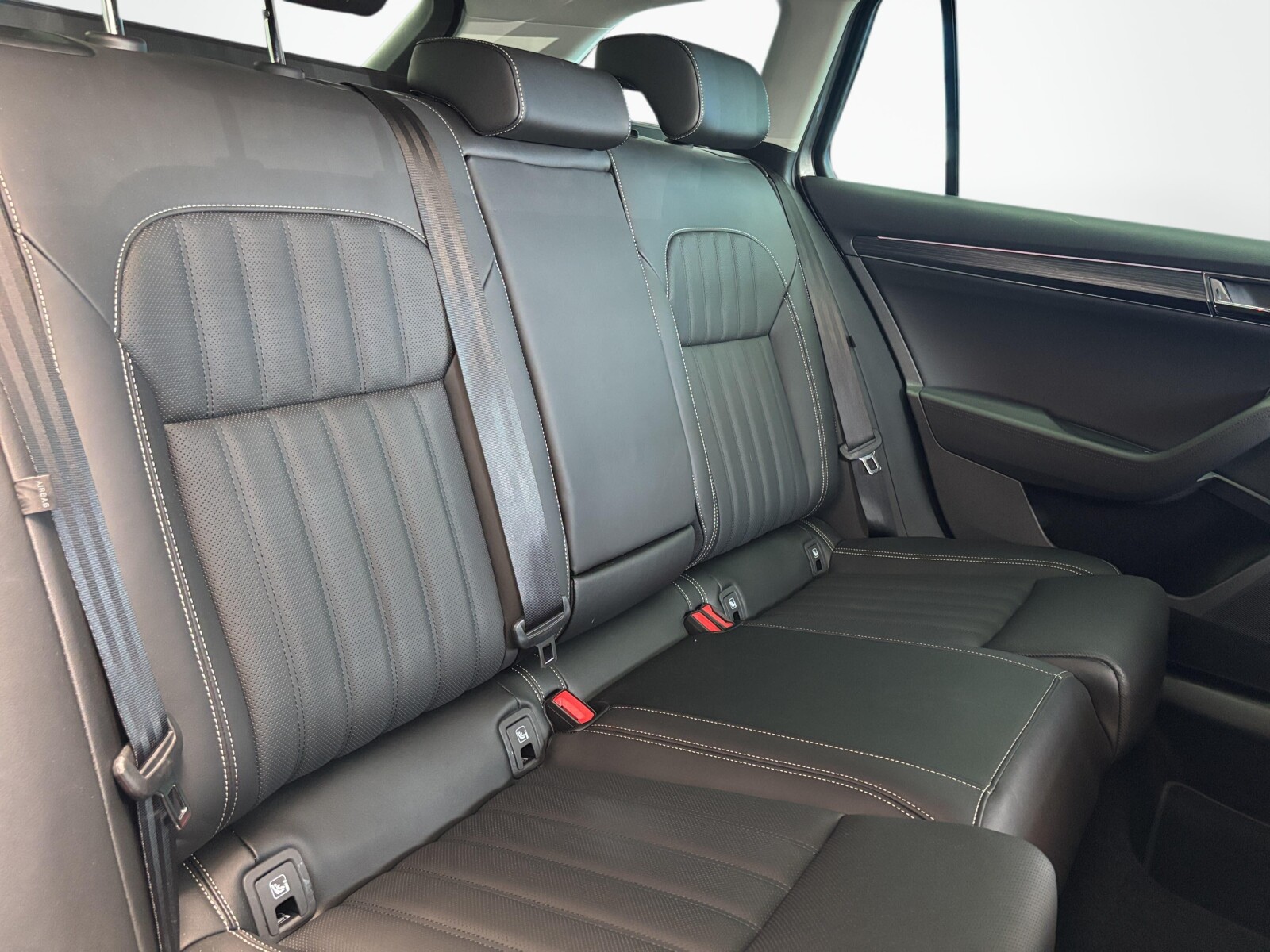 Škoda Superb Combi - zdjęcie 18