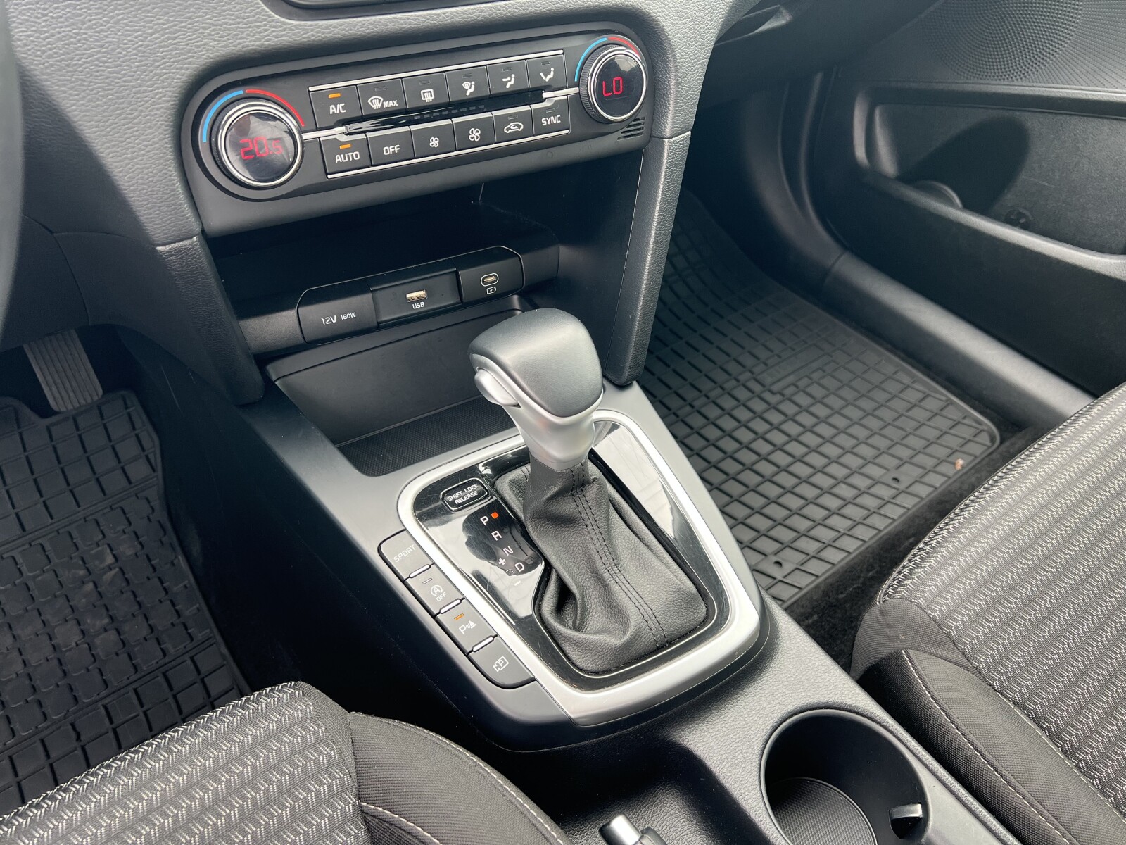 Kia Ceed - zdjęcie 23
