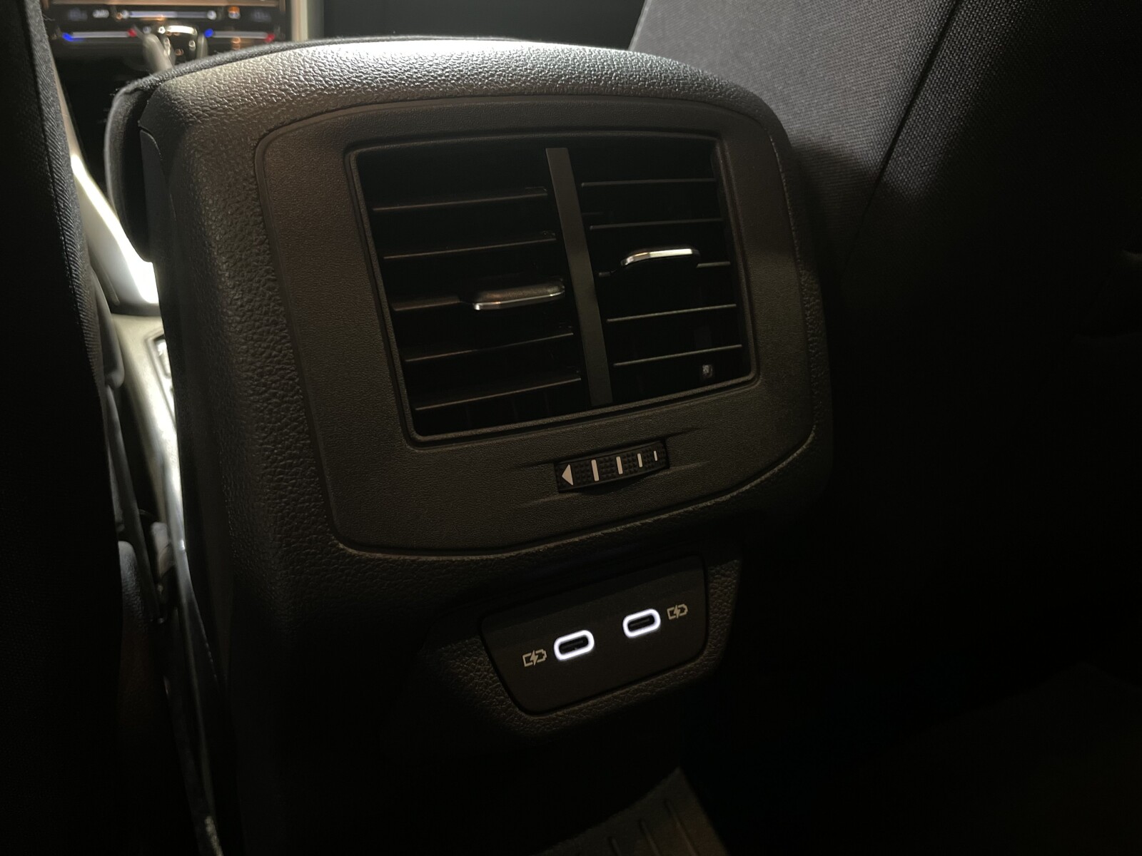 Volkswagen T-Roc - zdjęcie 31