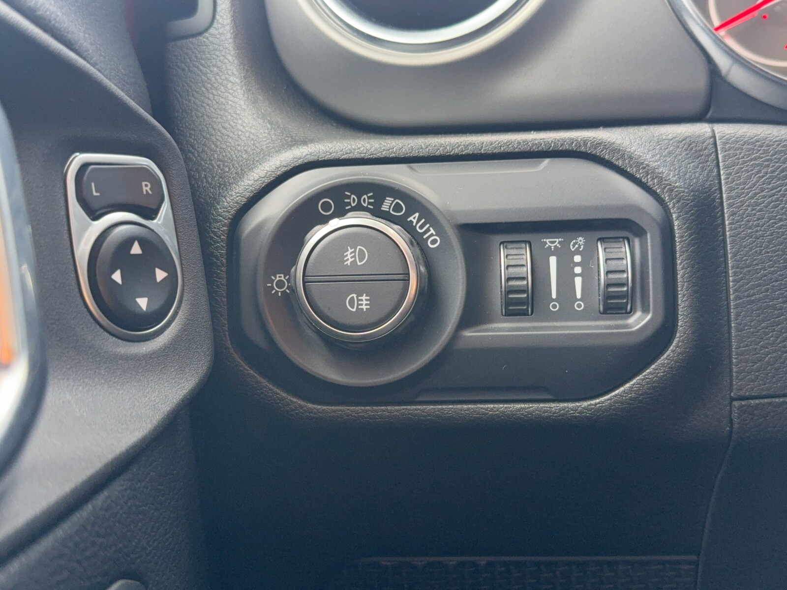 Jeep Wrangler - zdjęcie 15