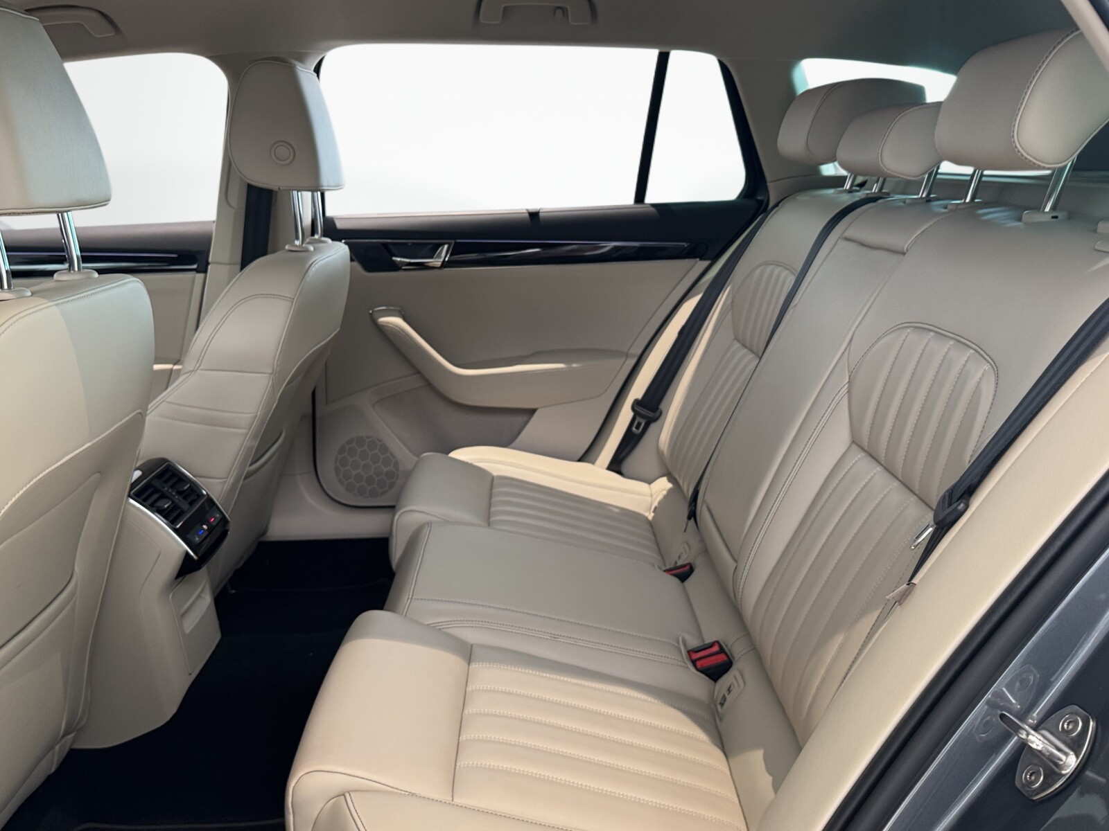 Škoda Superb Combi - zdjęcie 12