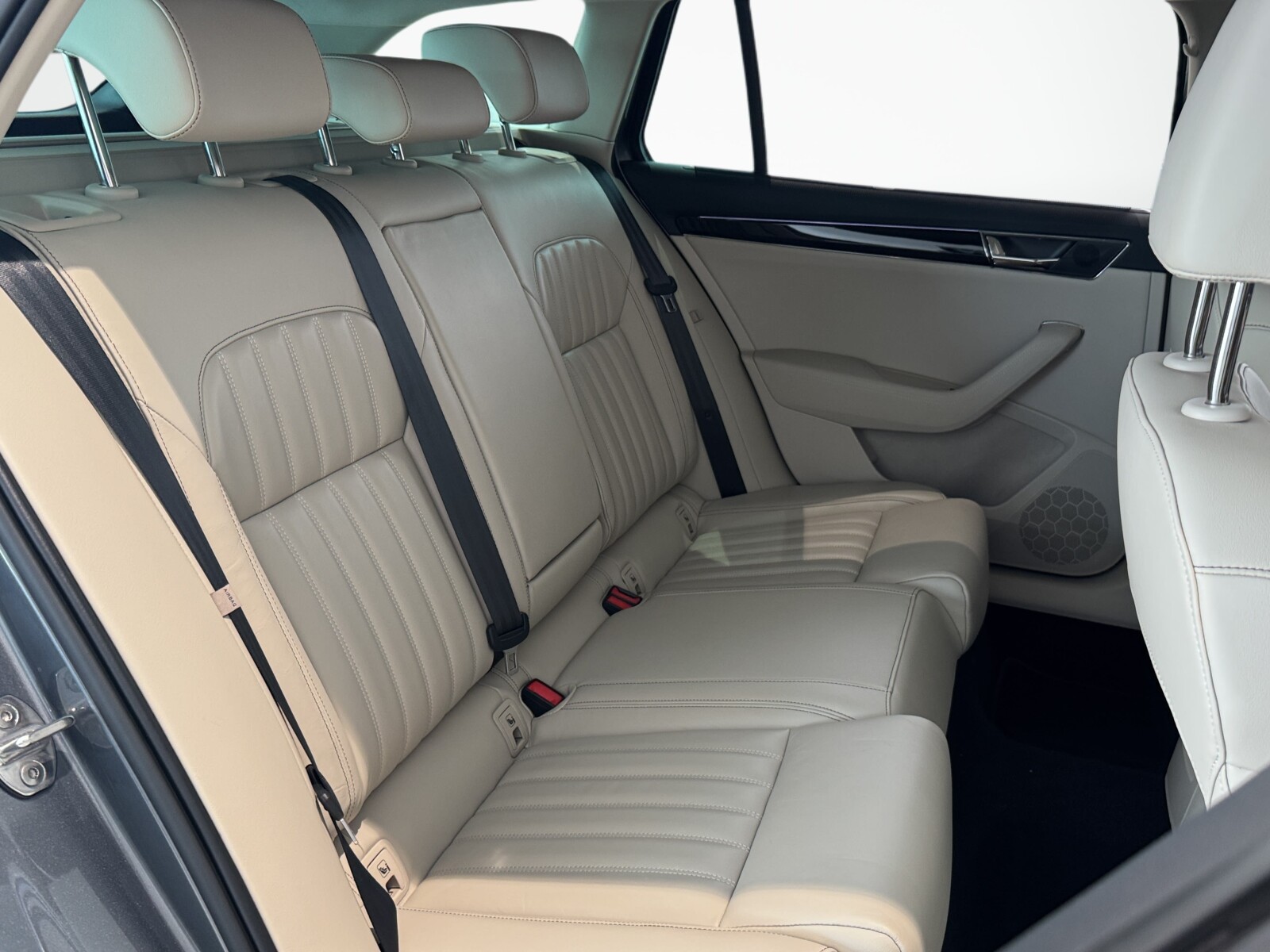 Škoda Superb Combi - zdjęcie 18