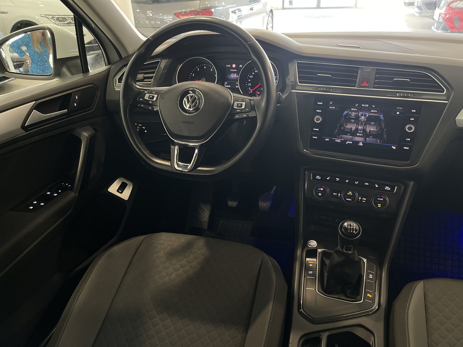 Volkswagen Tiguan - zdjęcie 13