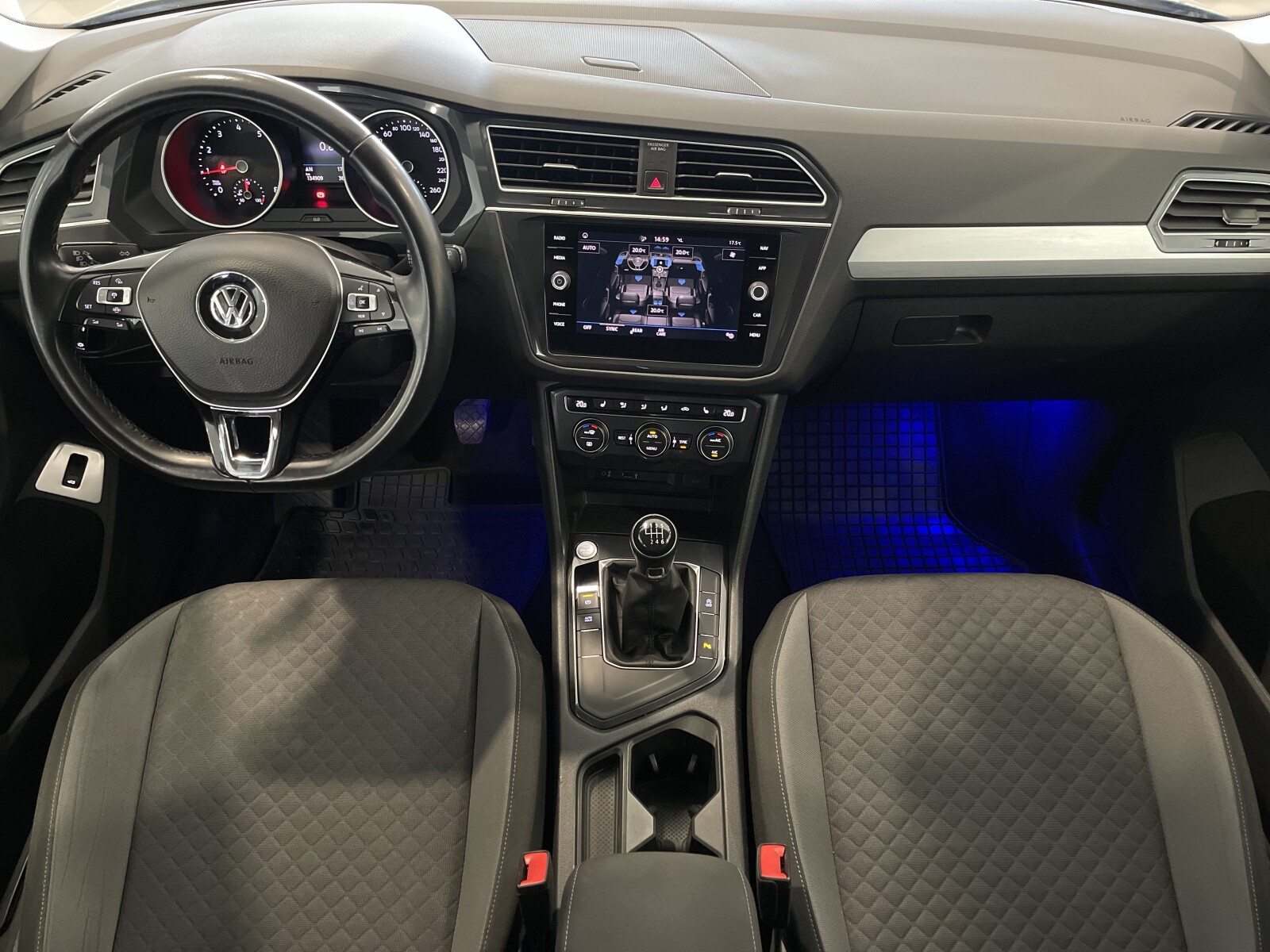 Volkswagen Tiguan - zdjęcie 12