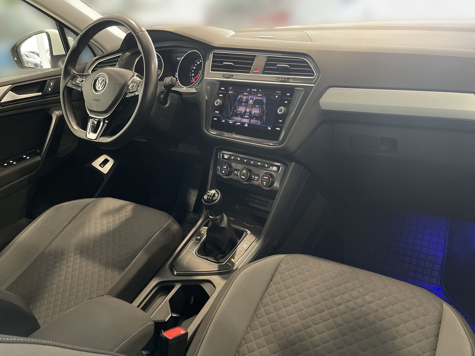 Volkswagen Tiguan - zdjęcie 14