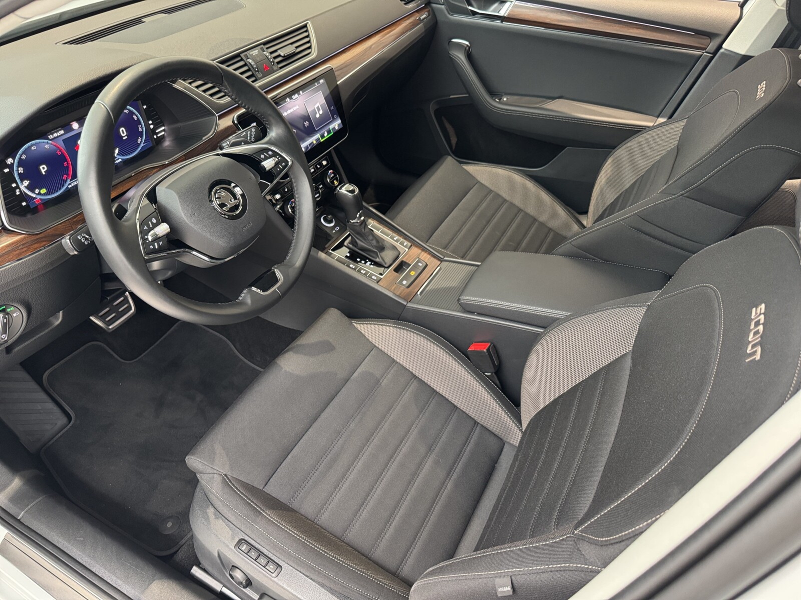 Škoda Superb - zdjęcie 10