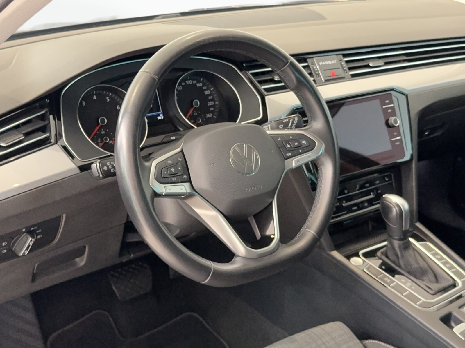 Volkswagen Passat Variant - zdjęcie 19