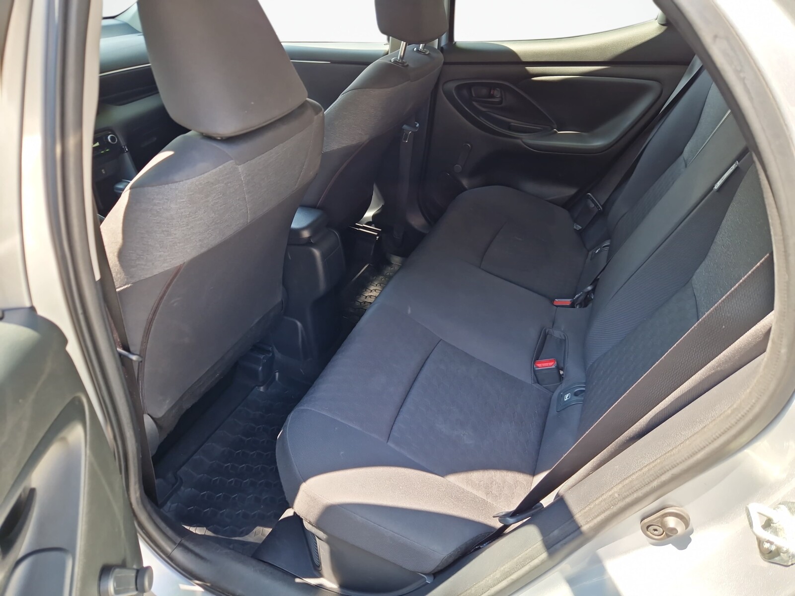 Toyota Yaris - zdjęcie 16