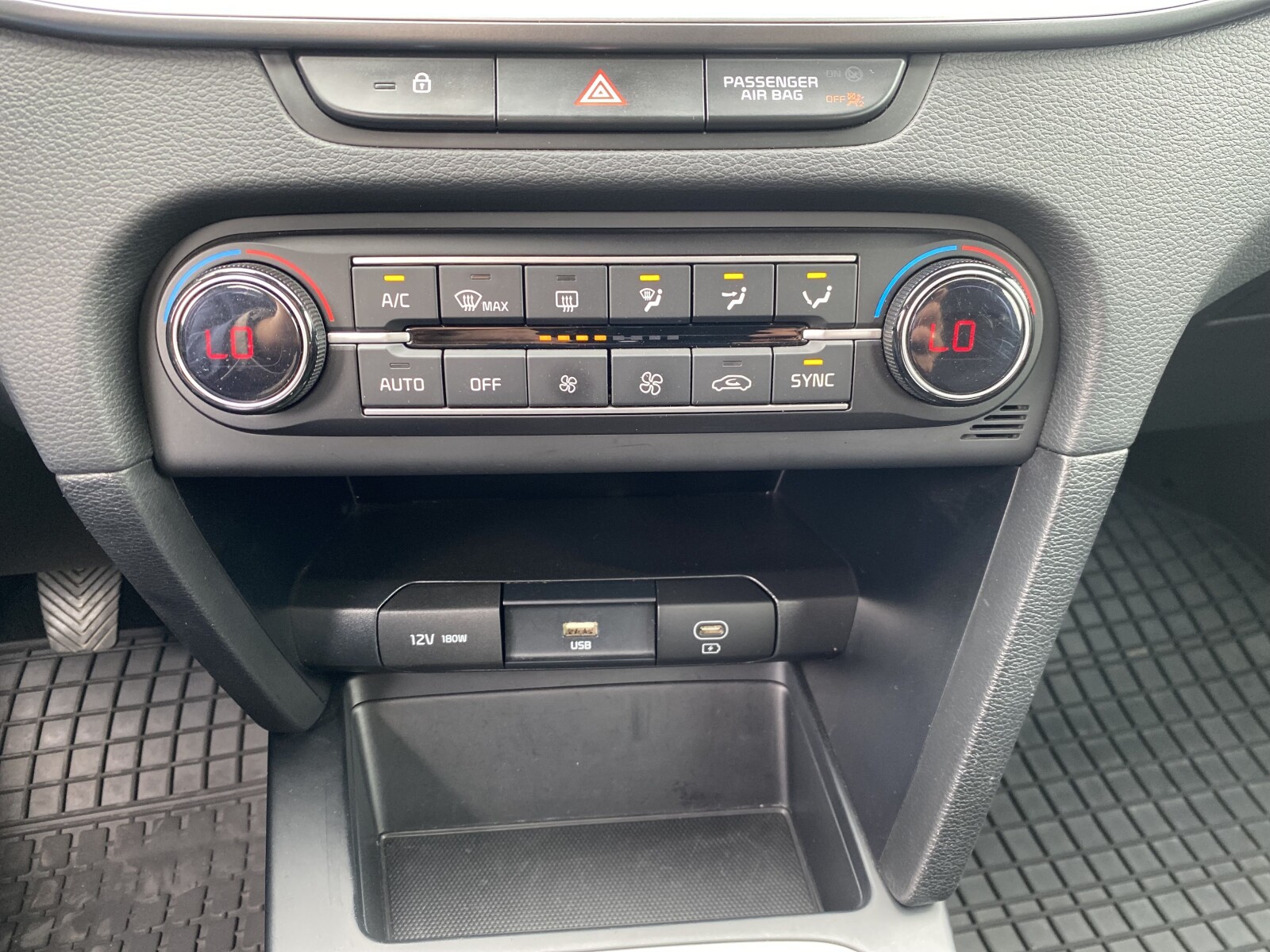 Kia Ceed - zdjęcie 25
