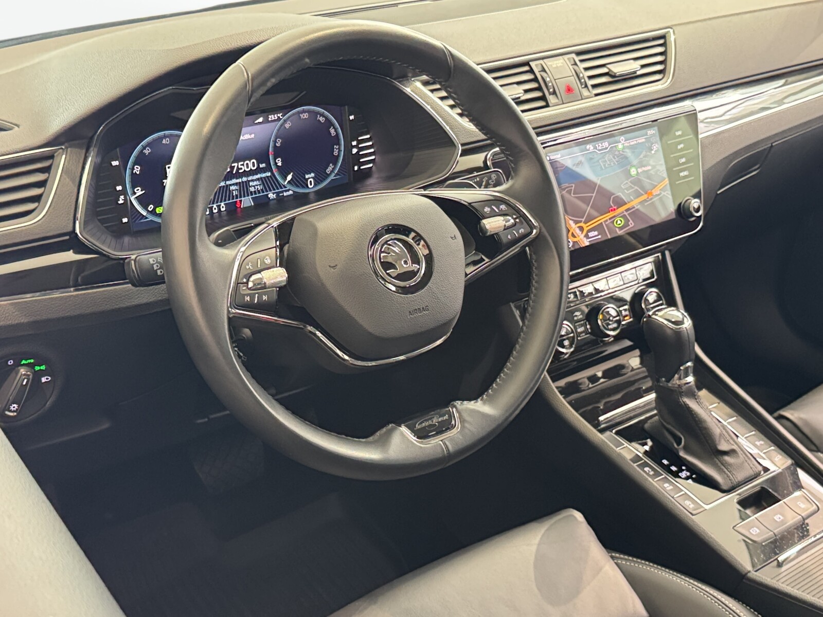 Škoda Superb Combi - zdjęcie 24