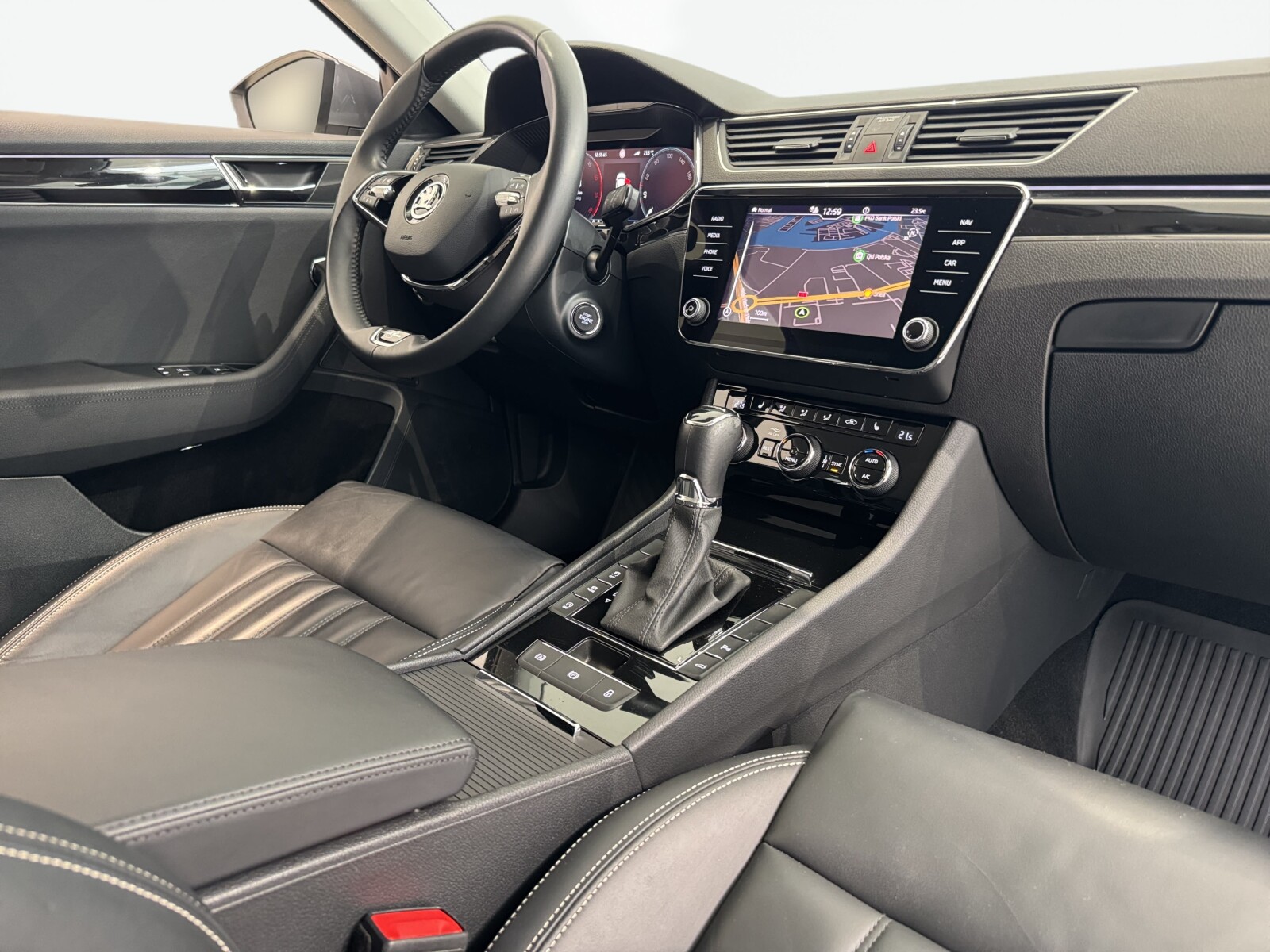 Škoda Superb Combi - zdjęcie 23