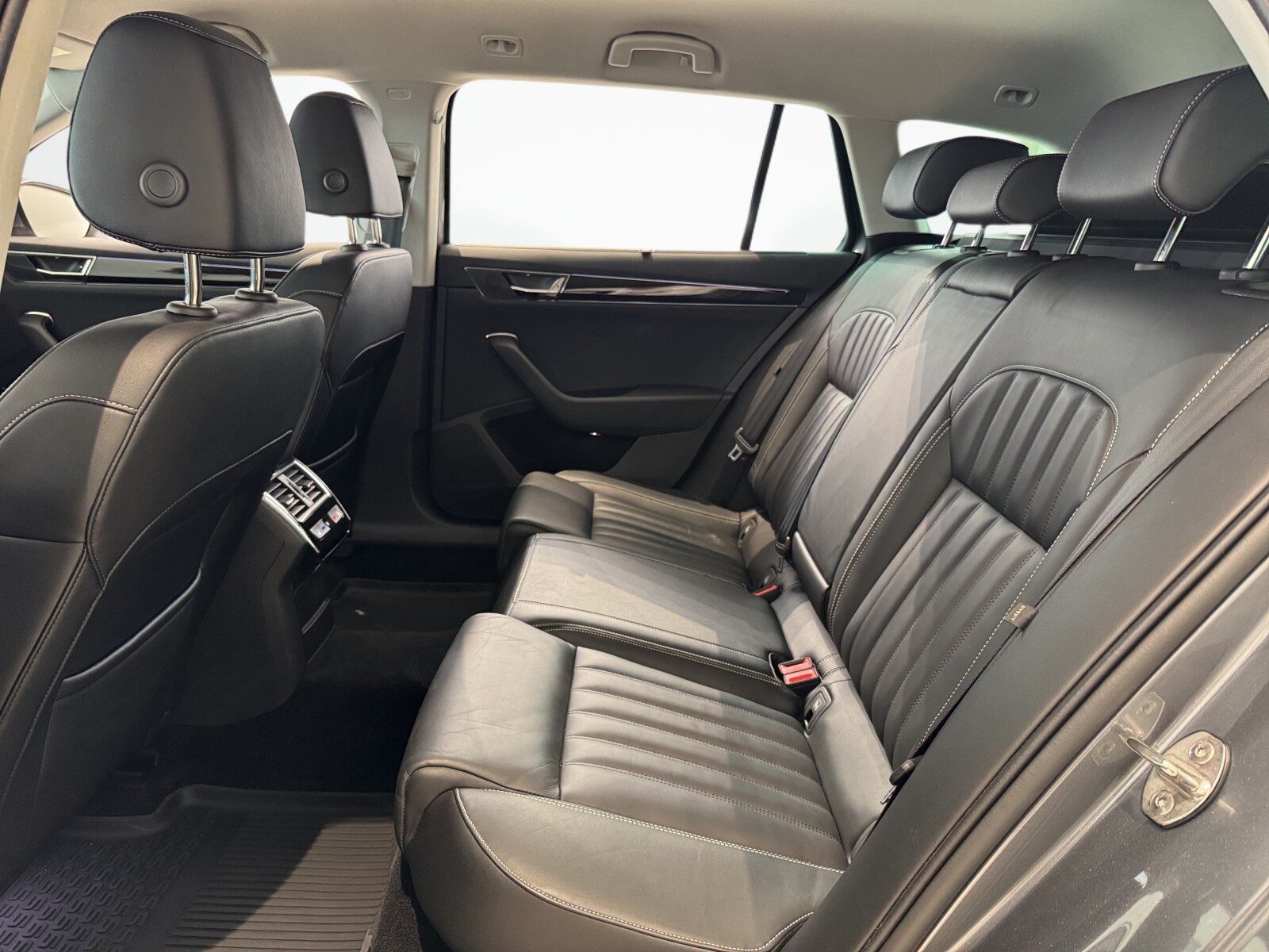 Škoda Superb Combi - zdjęcie 13