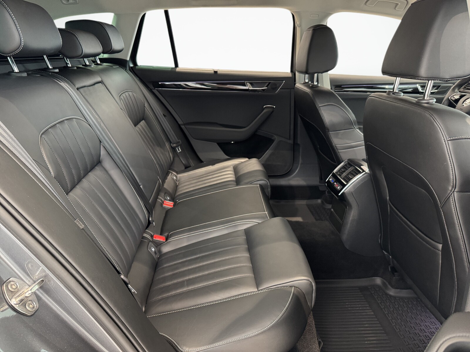Škoda Superb Combi - zdjęcie 15