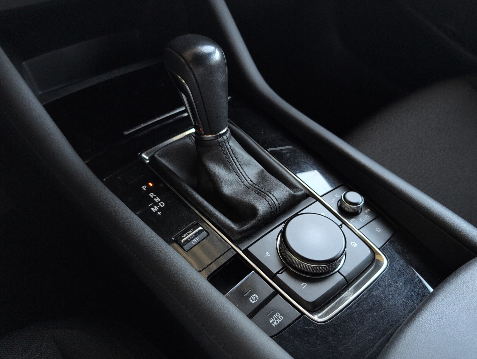 Mazda 3 - zdjęcie 25