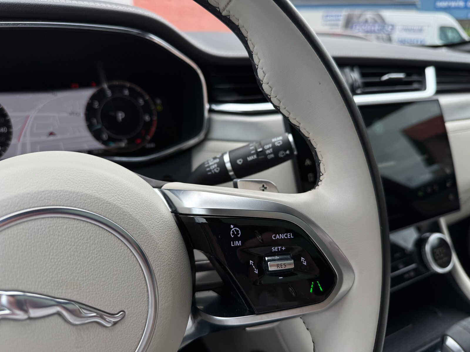 Jaguar F-Pace - zdjęcie 11