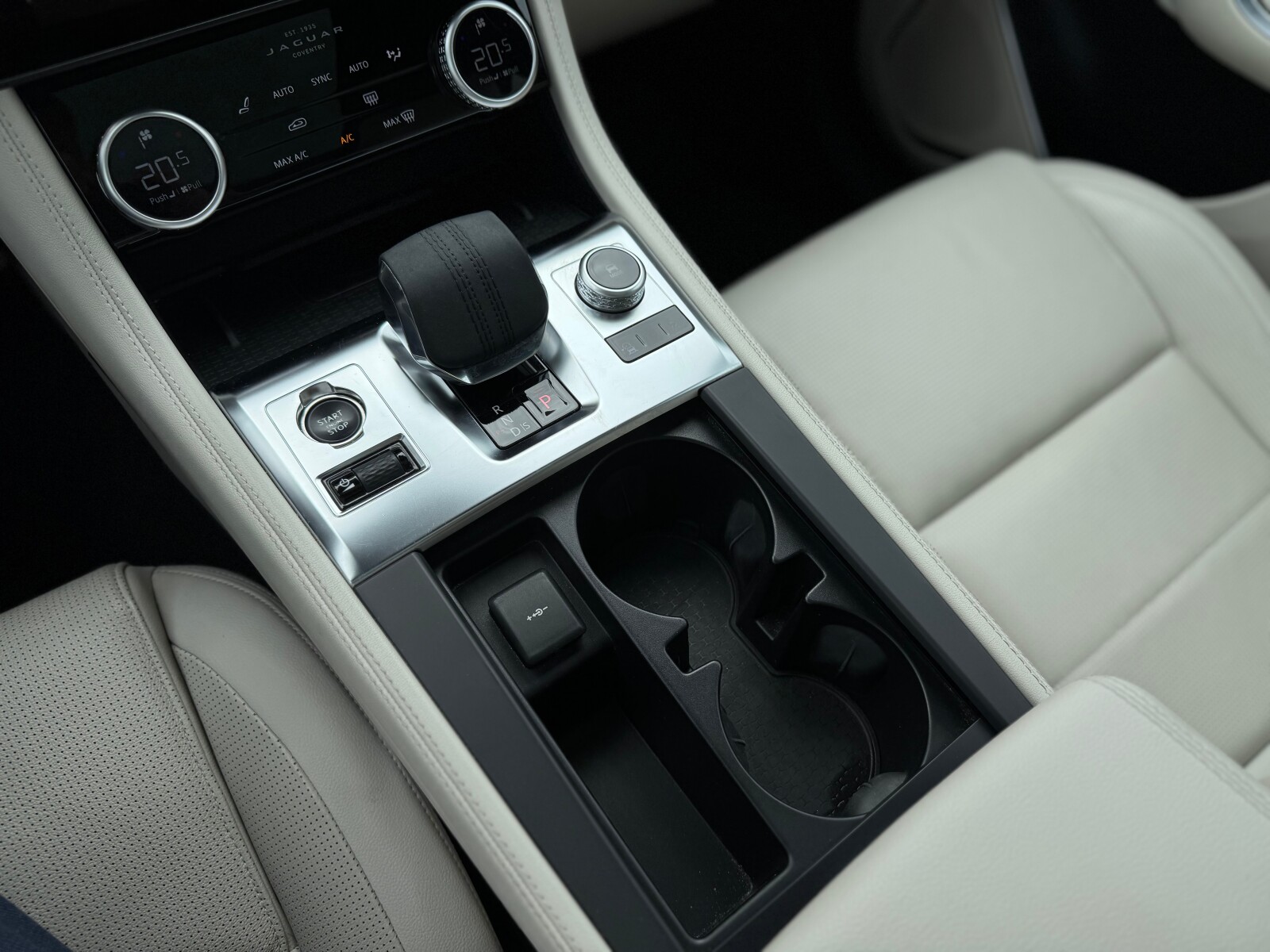 Jaguar F-Pace - zdjęcie 13