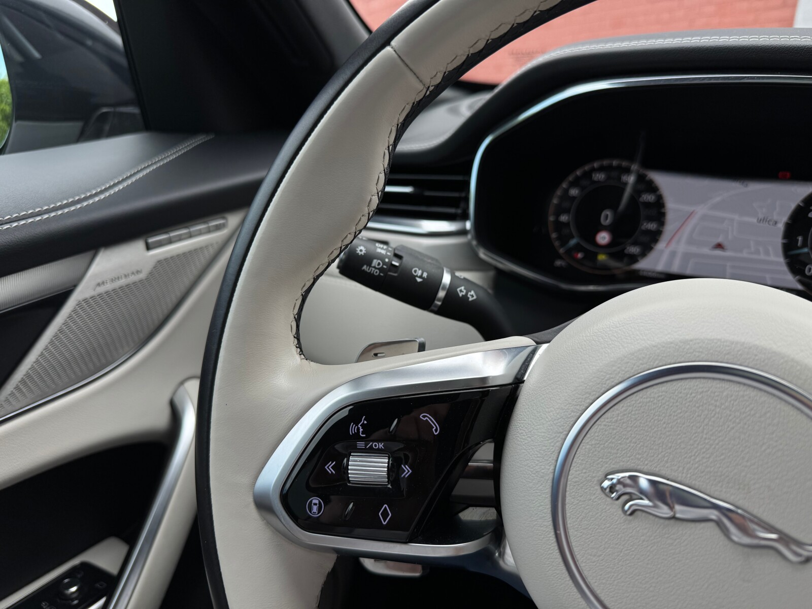 Jaguar F-Pace - zdjęcie 10