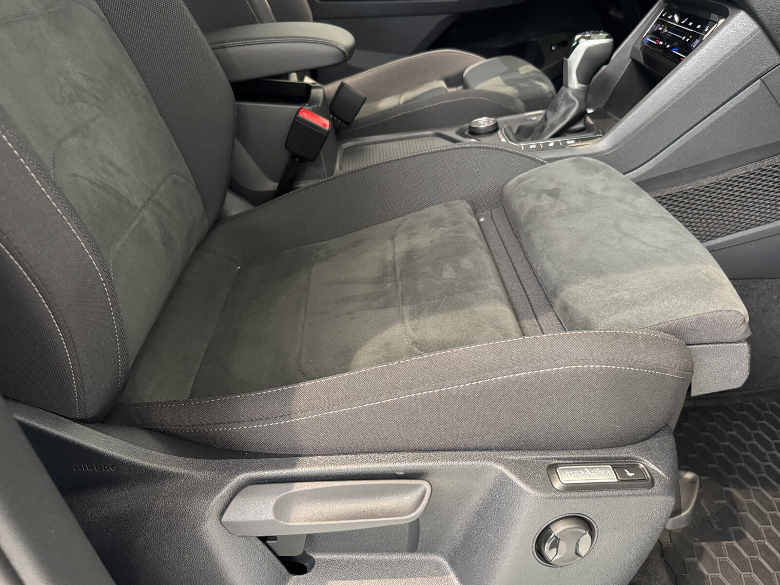 Volkswagen Tiguan - zdjęcie 18