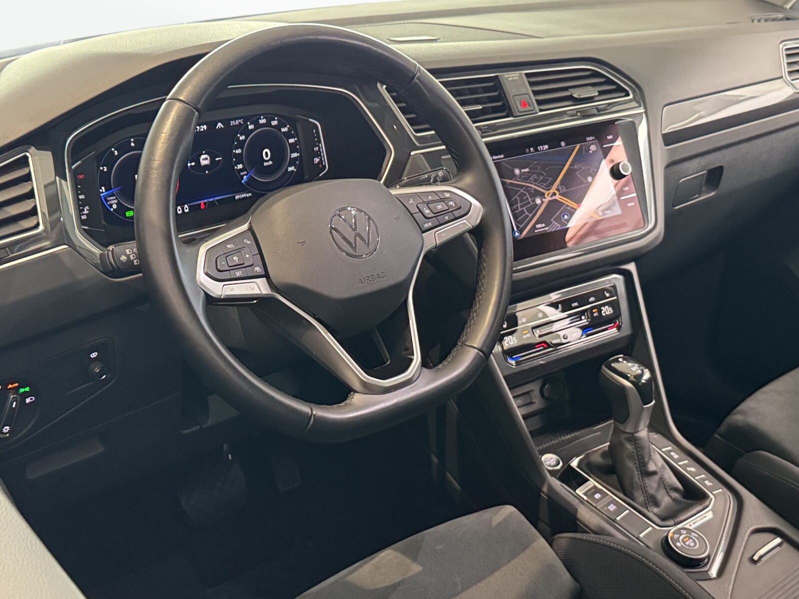 Volkswagen Tiguan - zdjęcie 21