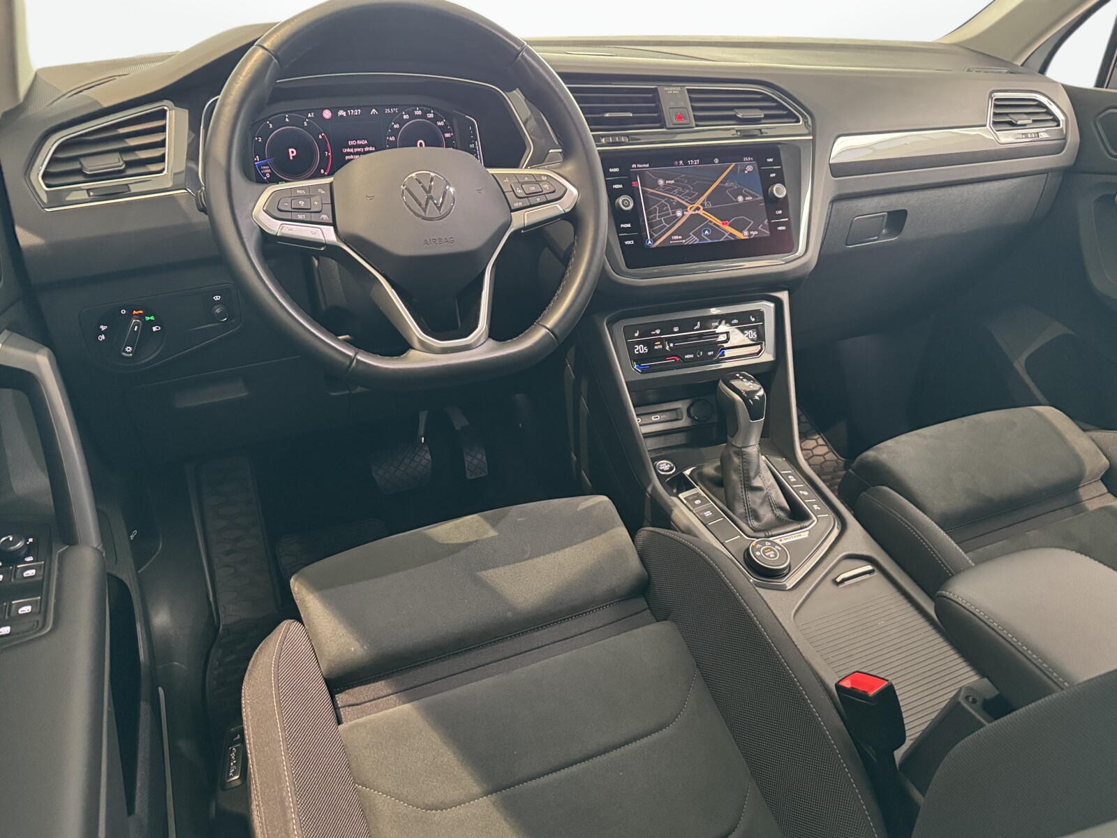 Volkswagen Tiguan - zdjęcie 14