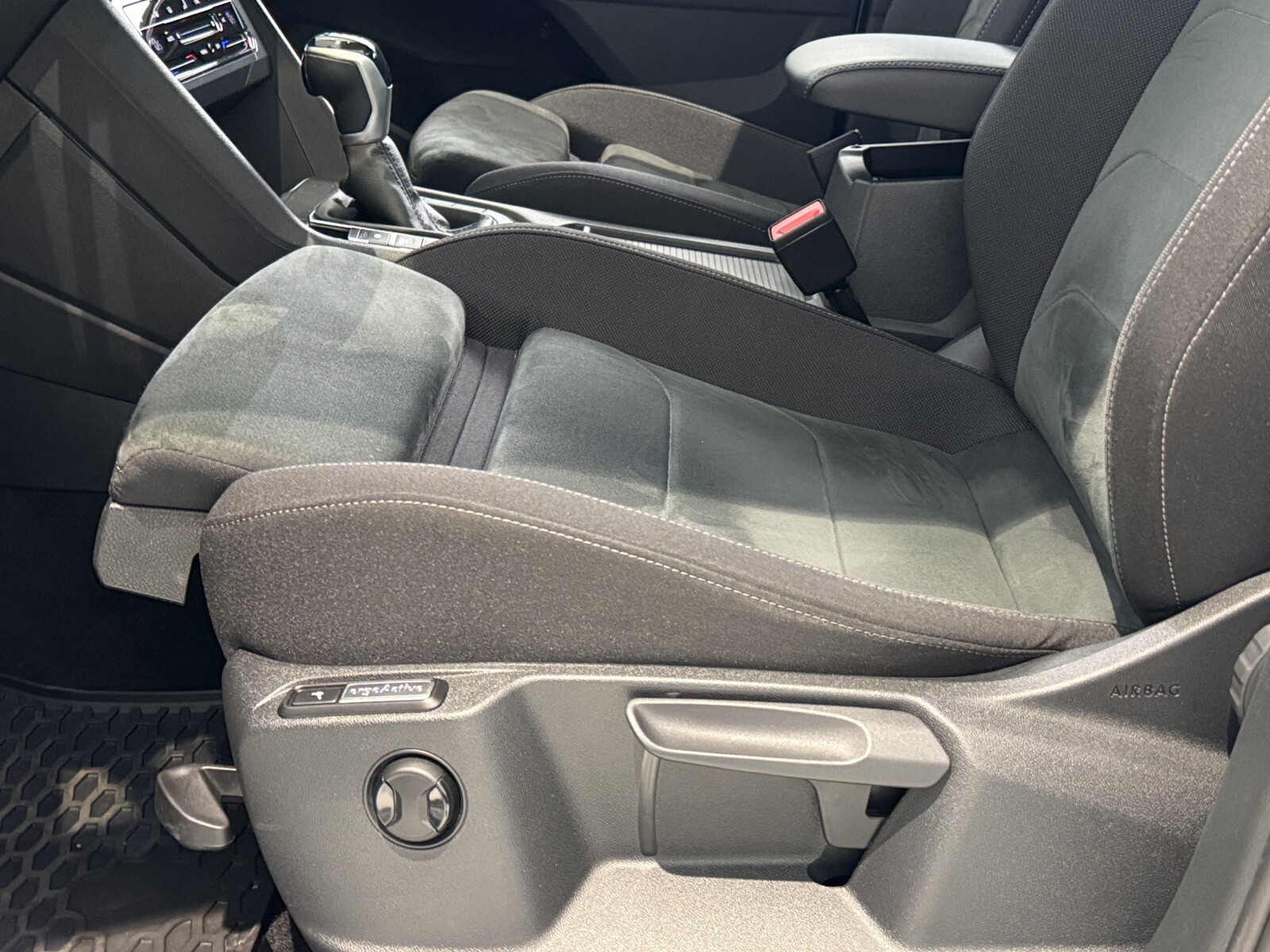 Volkswagen Tiguan - zdjęcie 22