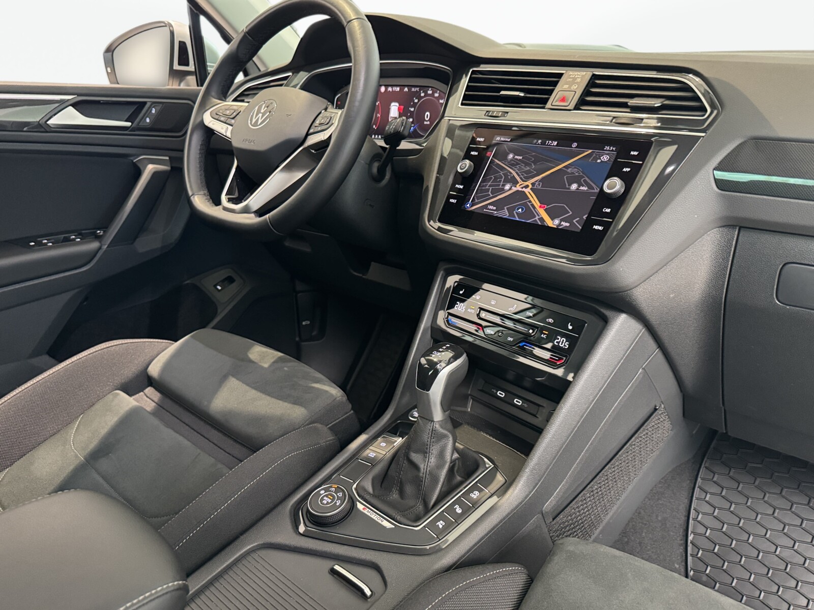 Volkswagen Tiguan - zdjęcie 20