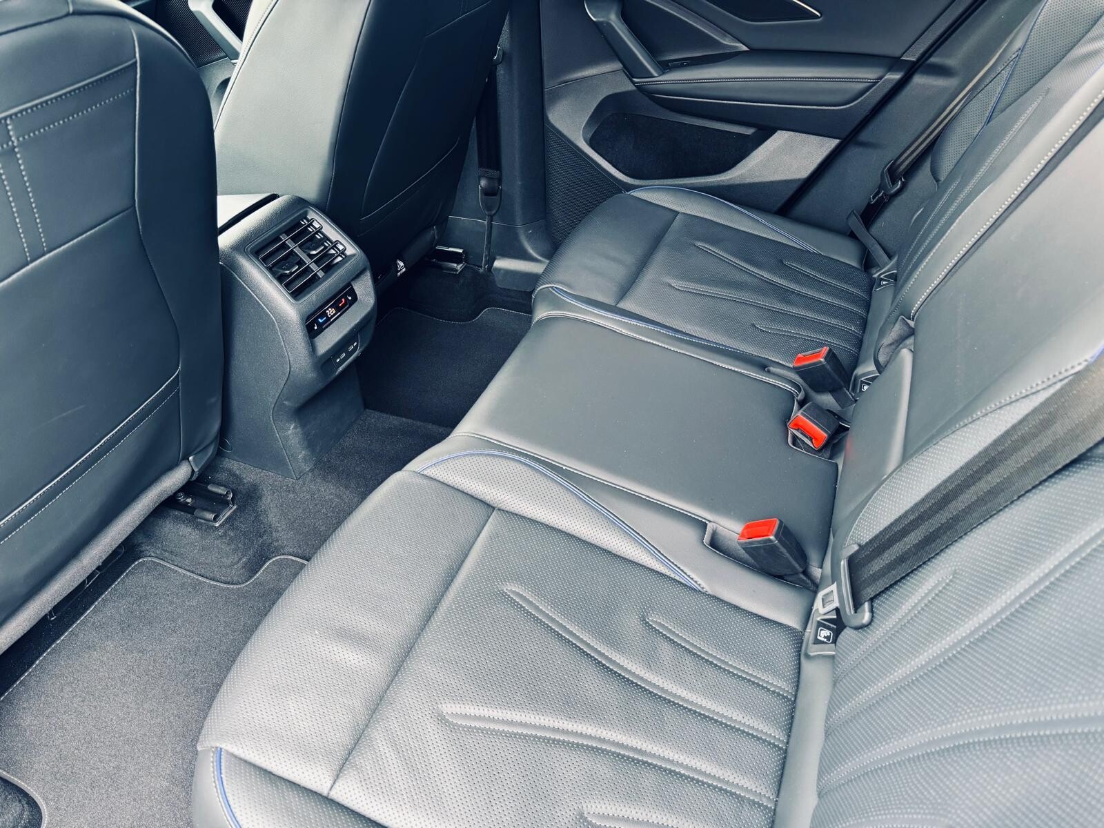 Volkswagen Tiguan - zdjęcie 16