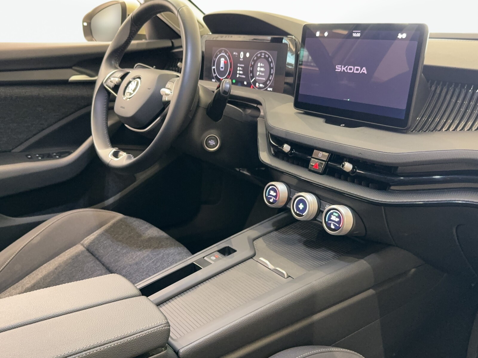 Škoda Superb Combi - zdjęcie 20