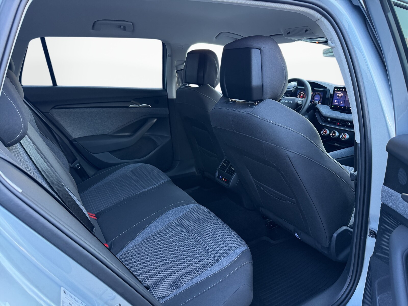 Škoda Superb Combi - zdjęcie 40