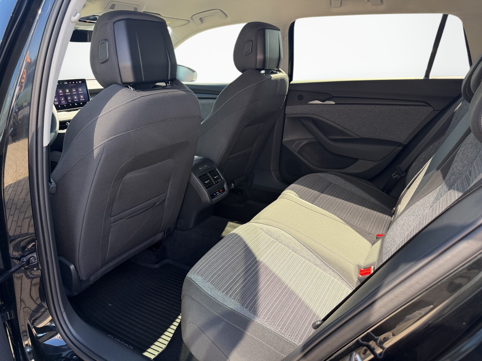 Škoda Superb Combi - zdjęcie 35