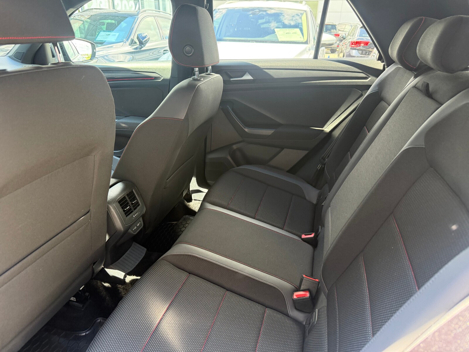 Volkswagen T-Roc - zdjęcie 13