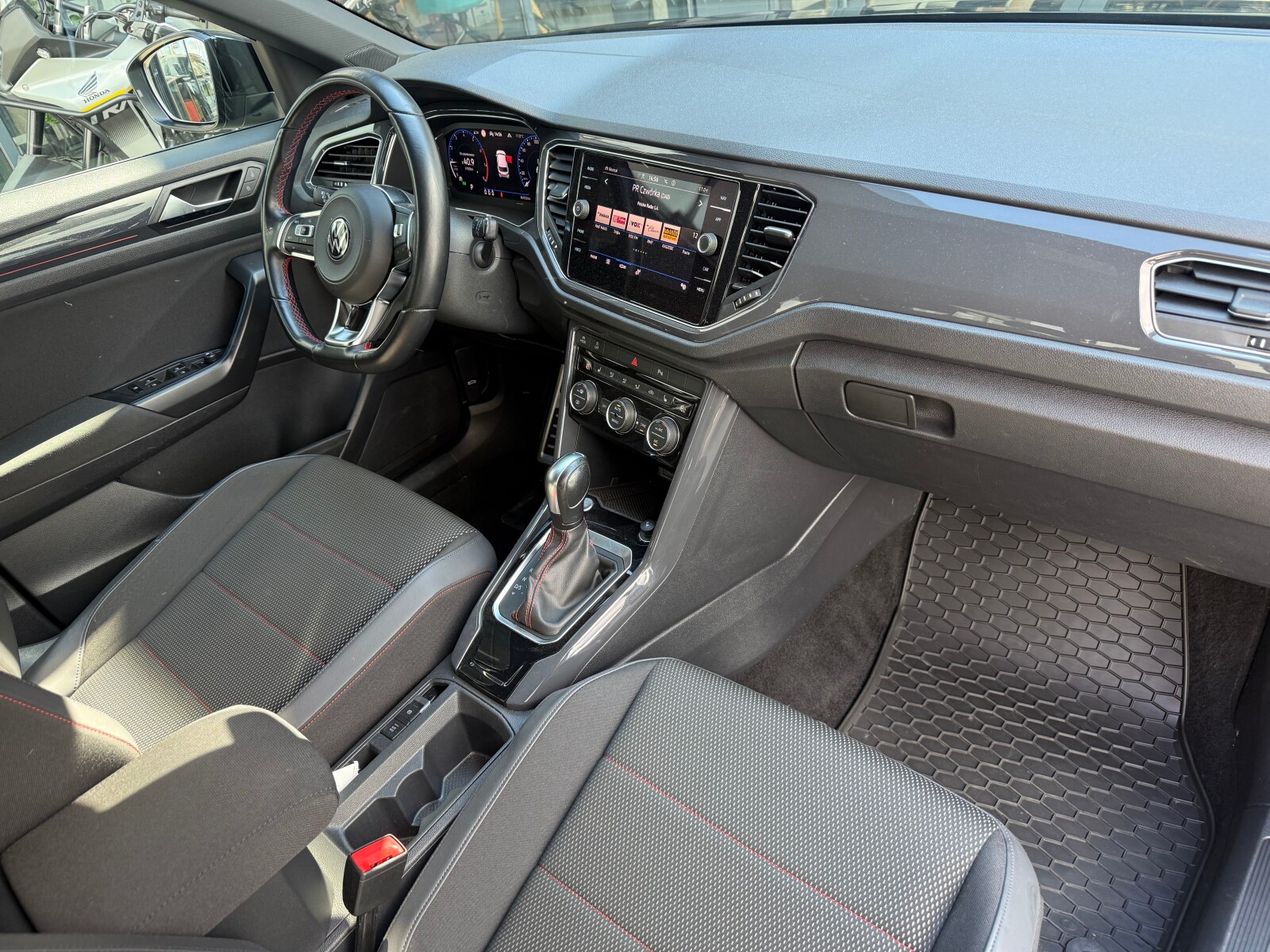 Volkswagen T-Roc - zdjęcie 16