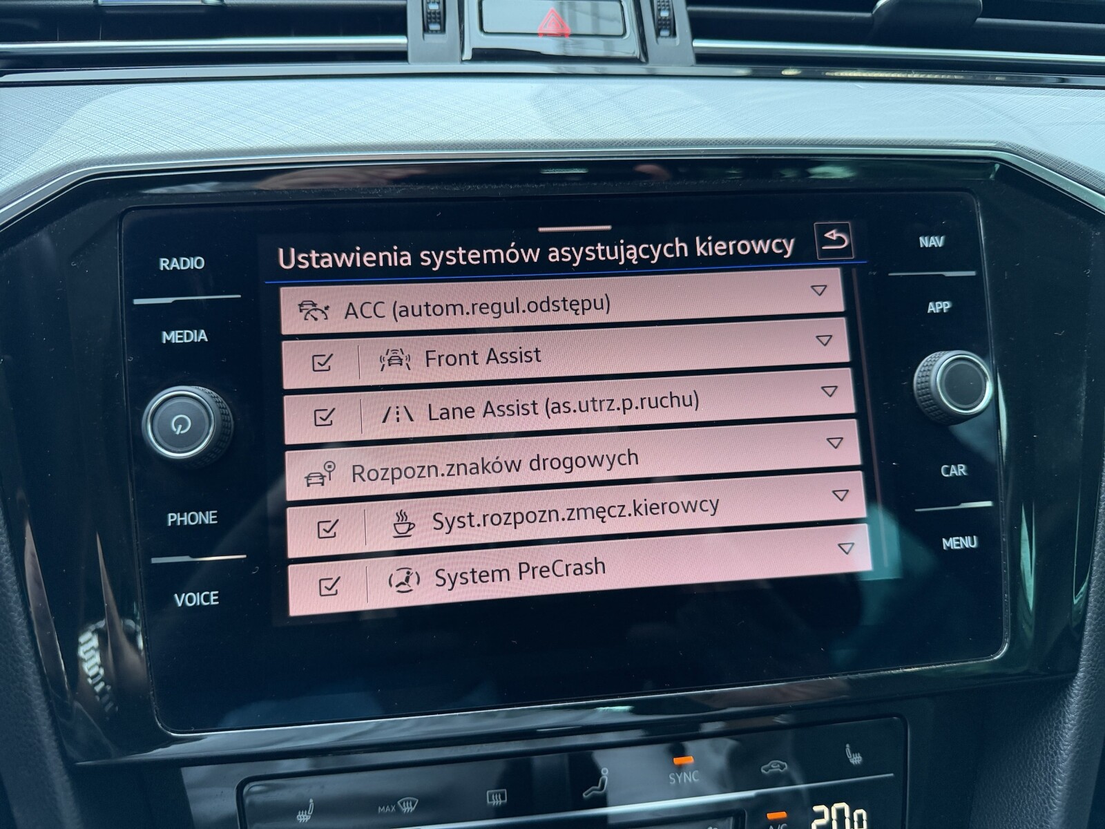 Volkswagen Passat - zdjęcie 30