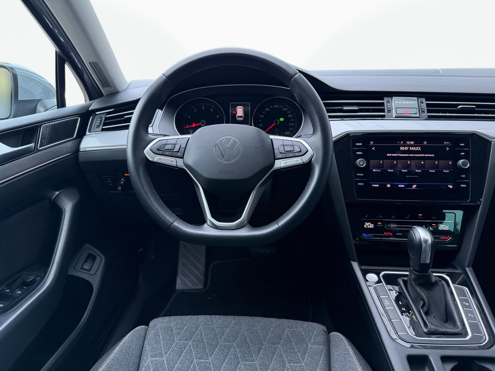 Volkswagen Passat - zdjęcie 18