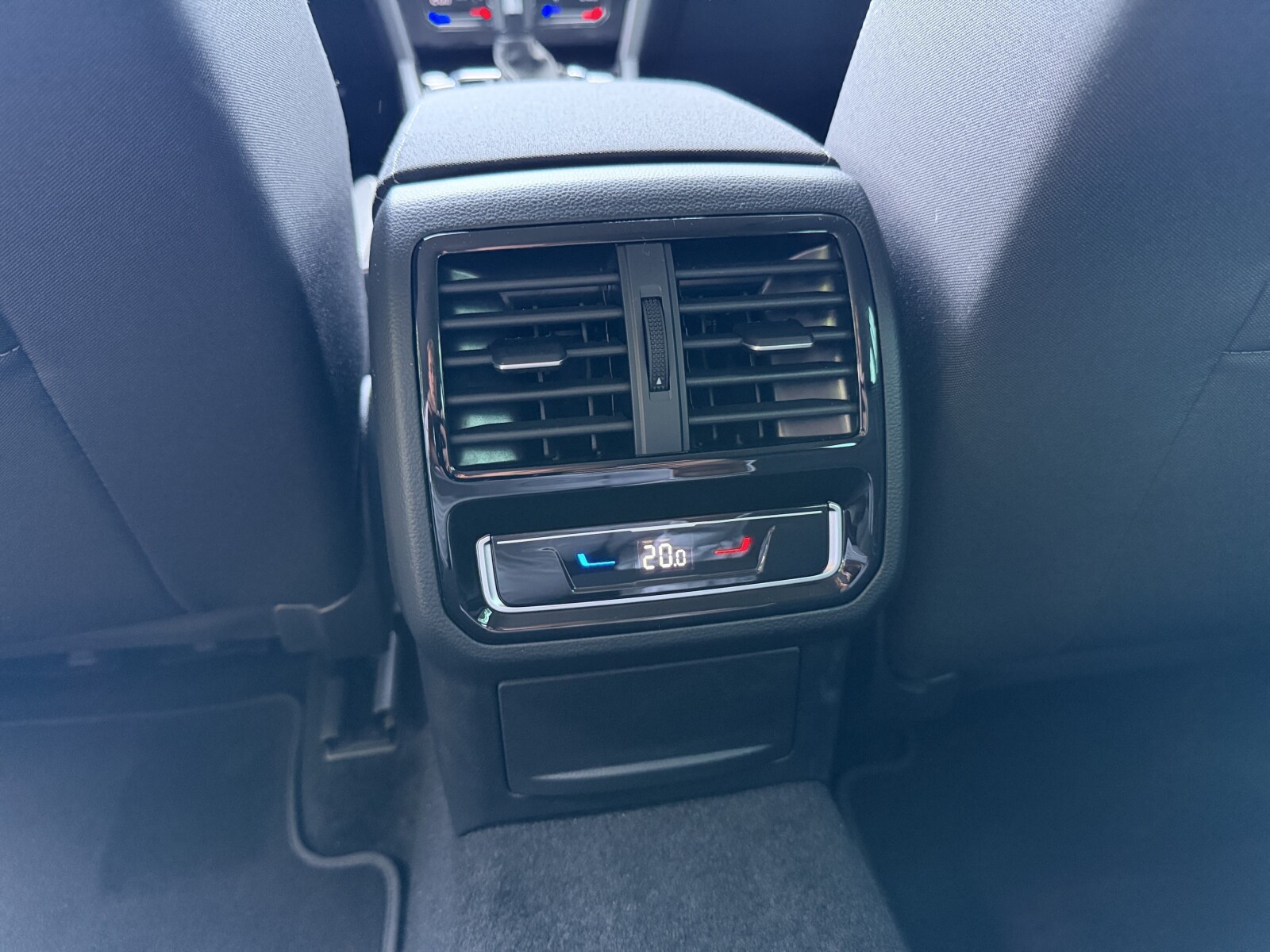 Volkswagen Passat - zdjęcie 35