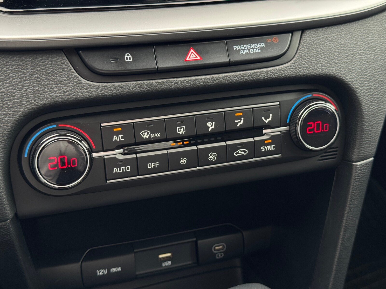 Kia Ceed - zdjęcie 32