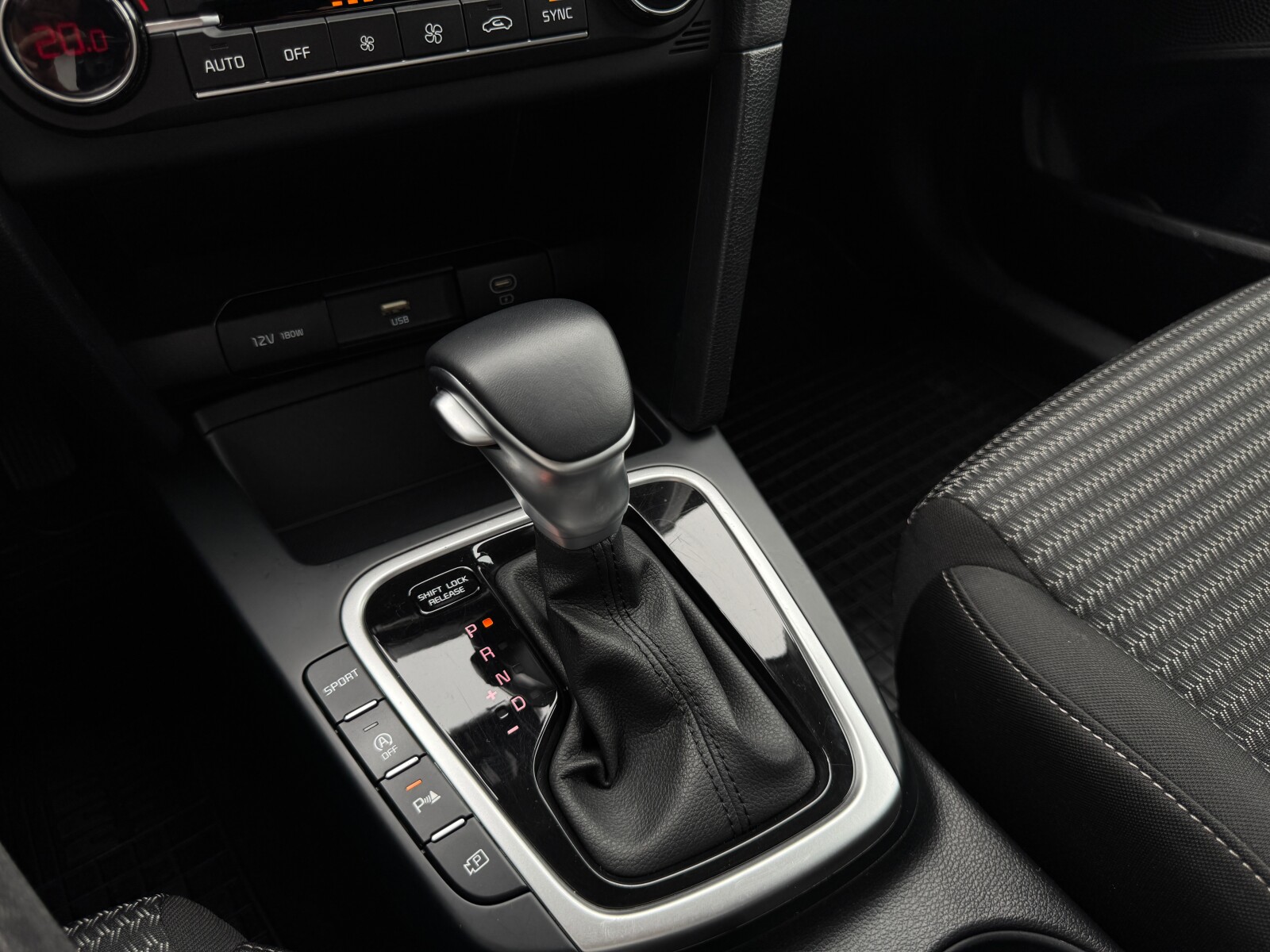 Kia Ceed - zdjęcie 33