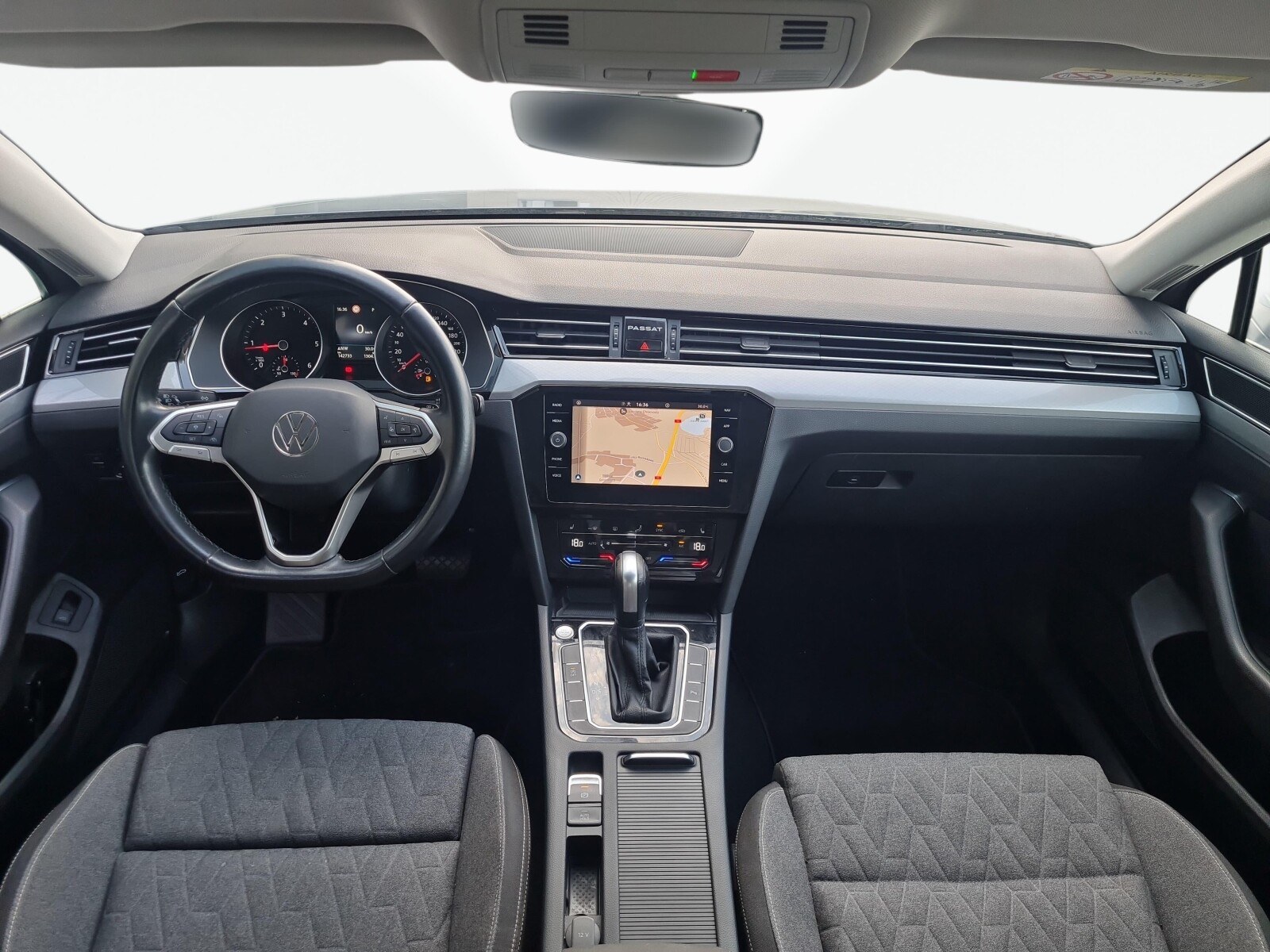 Volkswagen Passat - zdjęcie 18