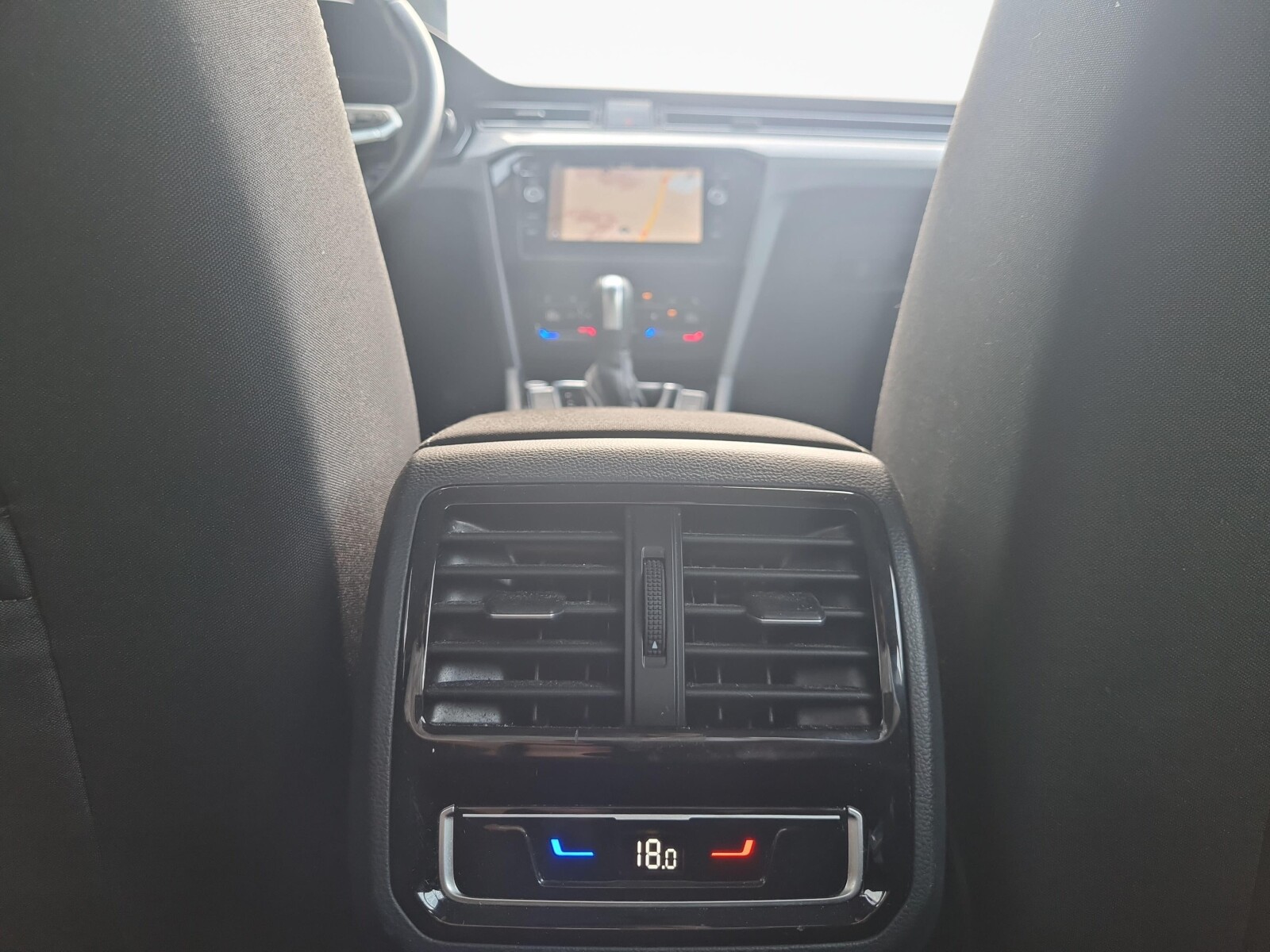 Volkswagen Passat - zdjęcie 27