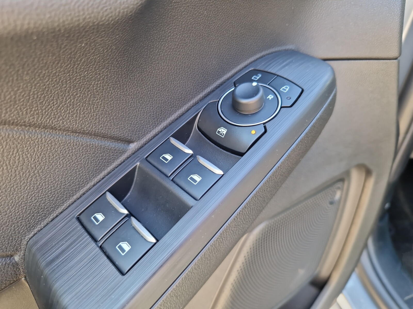 Ford Kuga - zdjęcie 32